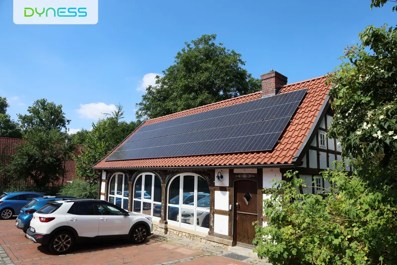 Solarmodule auf dem Dach eines Wohnhauses in Deutschland