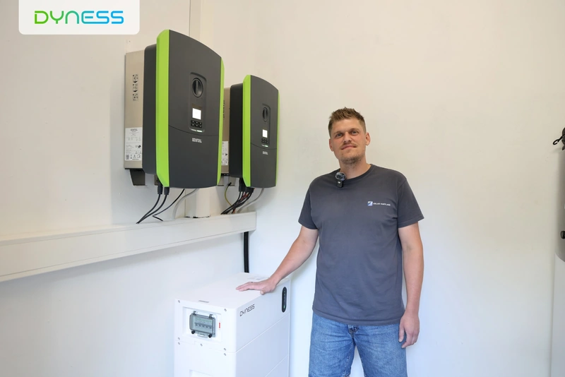 Installateur neben KOSTAL-Wechselrichtern und einem Dyness-Heimspeichersystem